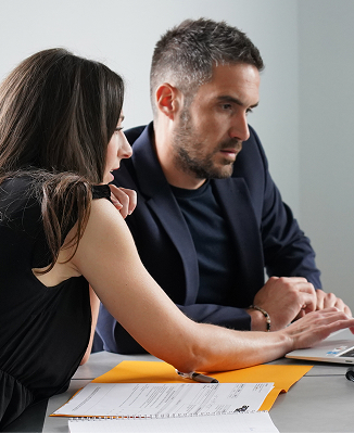 Deux membres de l'équipe Surveil en train de discuter