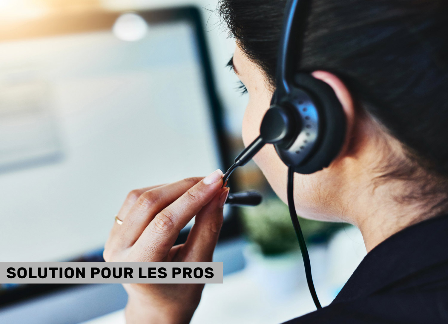 Agent de vidéosurveillance avec un casque effectuant un appel pour une lévée de doute vidéo