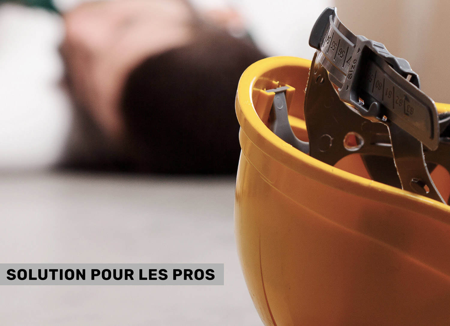 Casque d'un ouvrier sur le sol