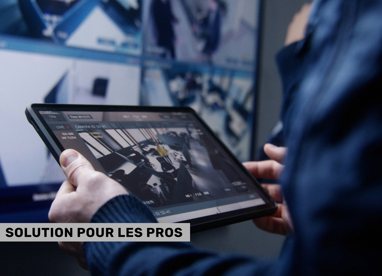 Agent de surveillance vidéo qui contrôle sur une tablette