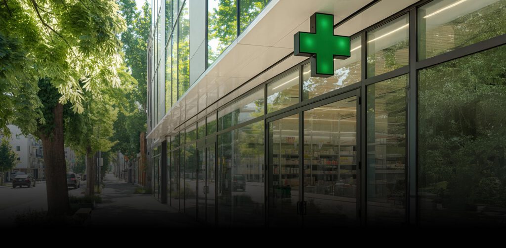 Façade vitrée d'une pharmacie de centre-ville avec système anti-intrusion intégré