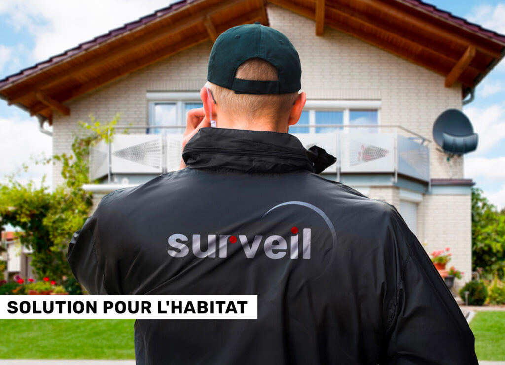 Agent de sécurité Surveil qui effectue une intervention physique dans un jardin d'une maison en journée