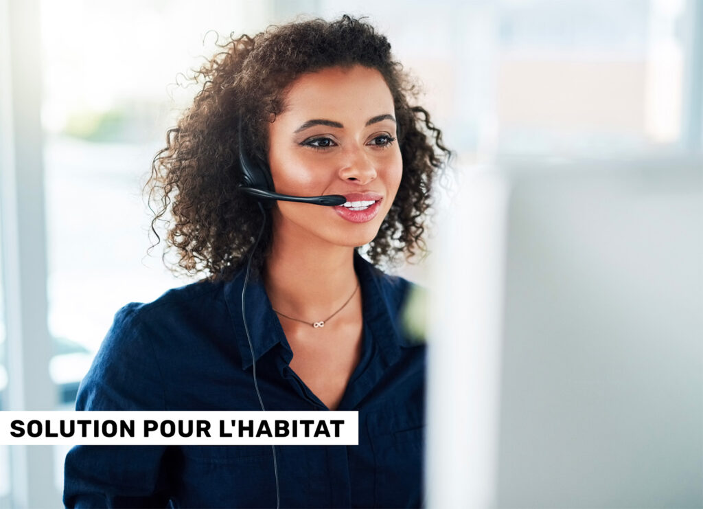 Une femme qui effectue un appel dans le cadre d'une levée de doute vidéo